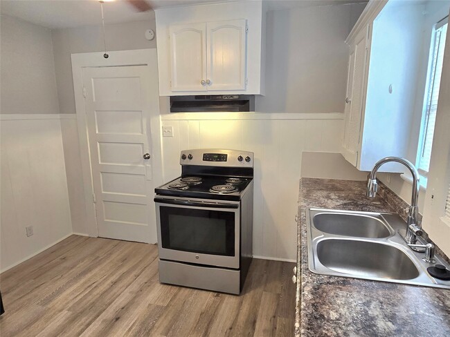 Building Photo - 2816 St Emanuel St