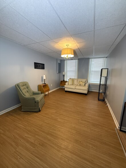 Primary Photo - 147 S Main St