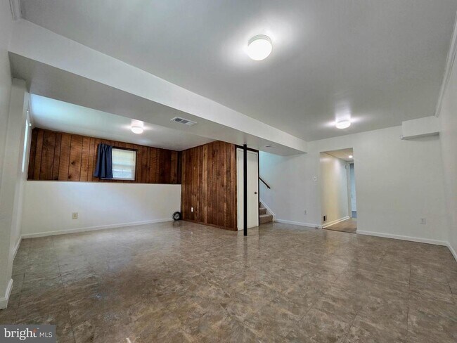 Building Photo - 901 Country Terrace