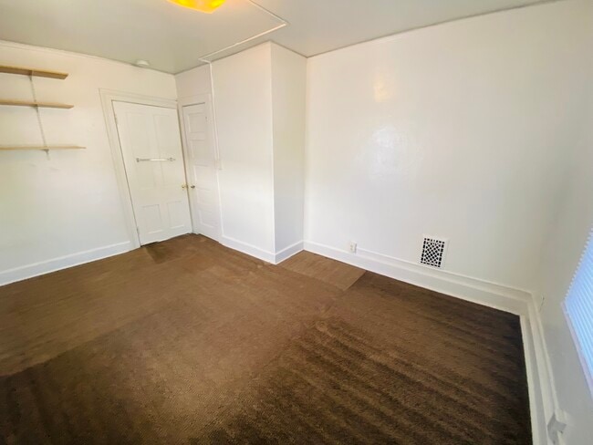 Building Photo - 220 E Davenport St