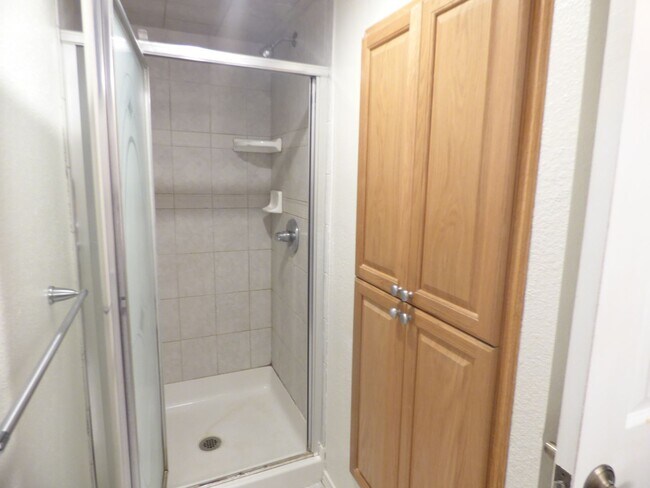 Building Photo - 5 Bd 3 Ba Home in Sandy
