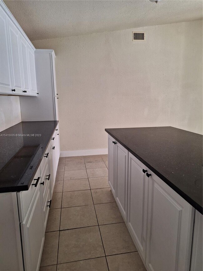 Building Photo - 4322 Woodstock Dr