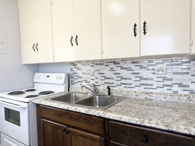 Building Photo - Charming 2 Bedroom Home With Spacious Yard!