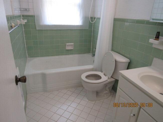 Building Photo - Located walking distance to Cameron University and Comanche Hospital !!