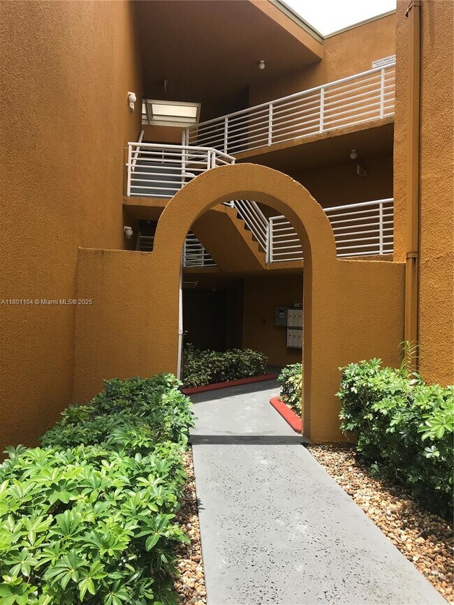 Building Photo - 9731 Fontainebleau Blvd