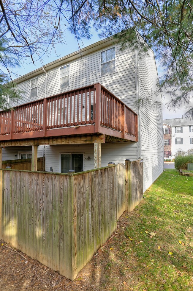 Building Photo - 3BD/2.2BA Fabulous End-Unit Townhome in Columbia