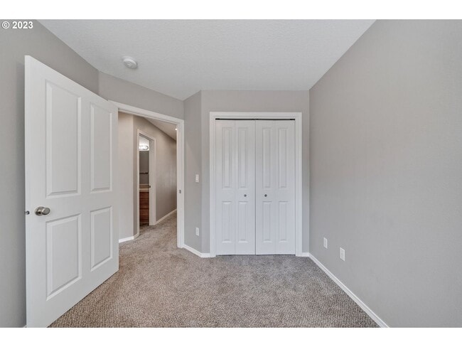 Building Photo - Stunning townhouse in Canby- 3 bed / 2.5 b...
