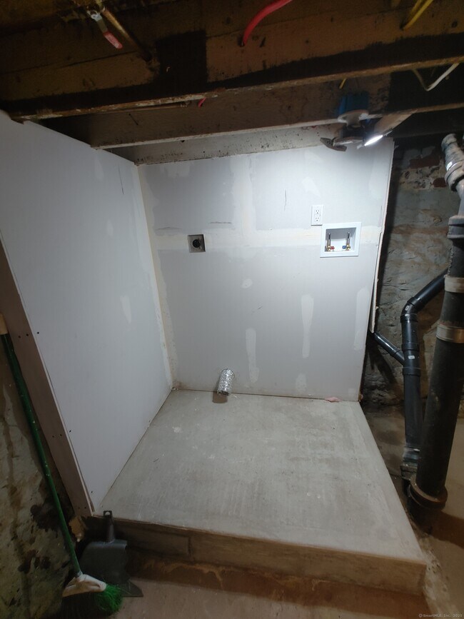 Building Photo - 15 Stock Pl