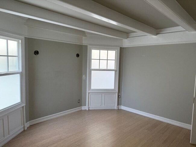 Building Photo - 2 Bedroom 2 Bath