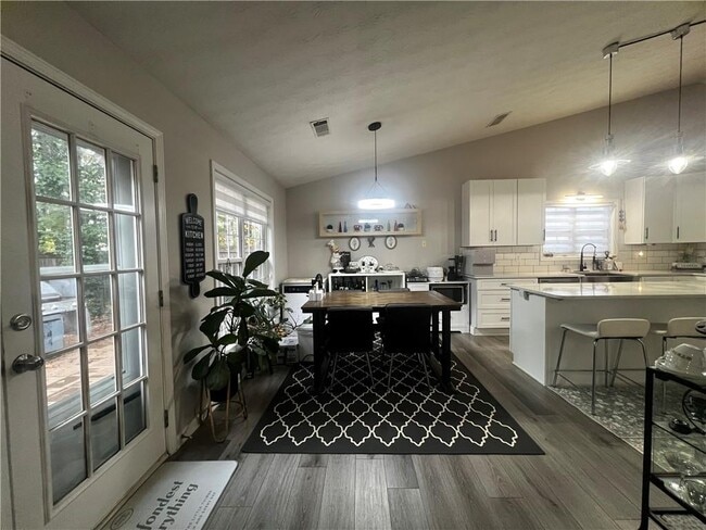 Building Photo - 130 Morning Glen Dr