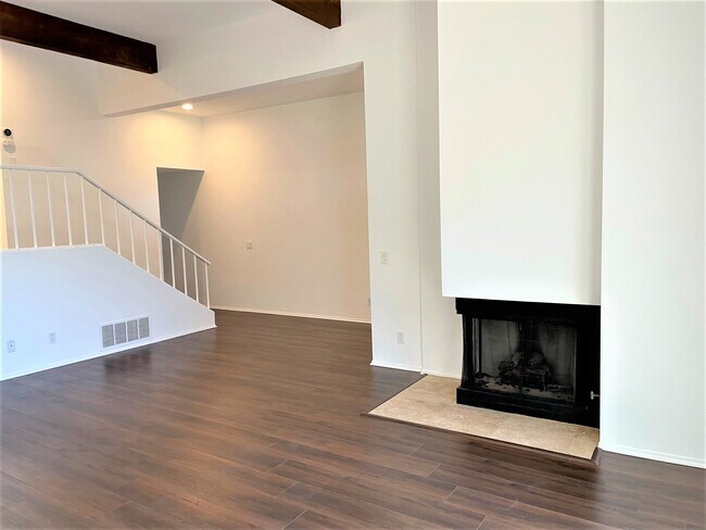 Building Photo - 1450 Palisades Dr