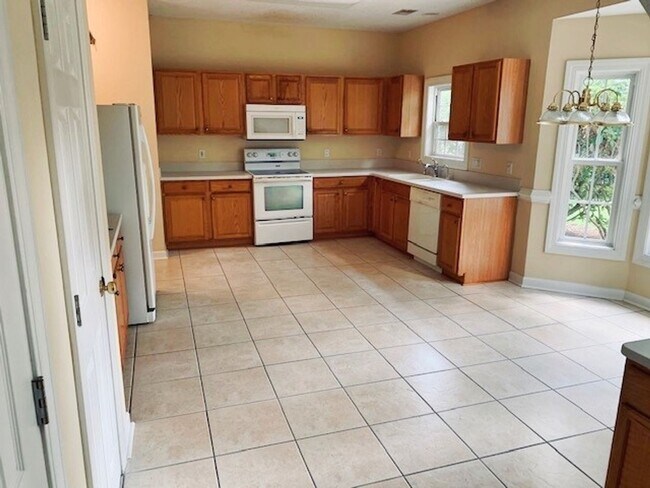 Building Photo - Location: Beautiful 3 bedroom, 2.5 bathroom single family home in Eagles Pointe Bluffton SC!