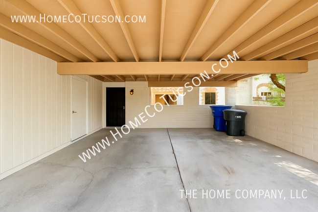 Building Photo - 5215 E Bermuda St