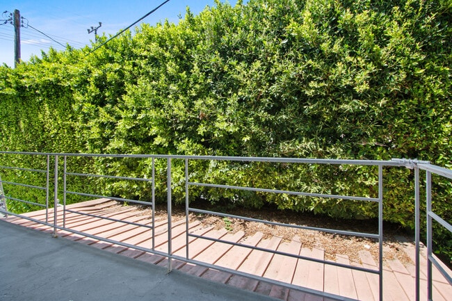 Building Photo - 978 Barrington - steps to San Vicente in prime Brentwood!