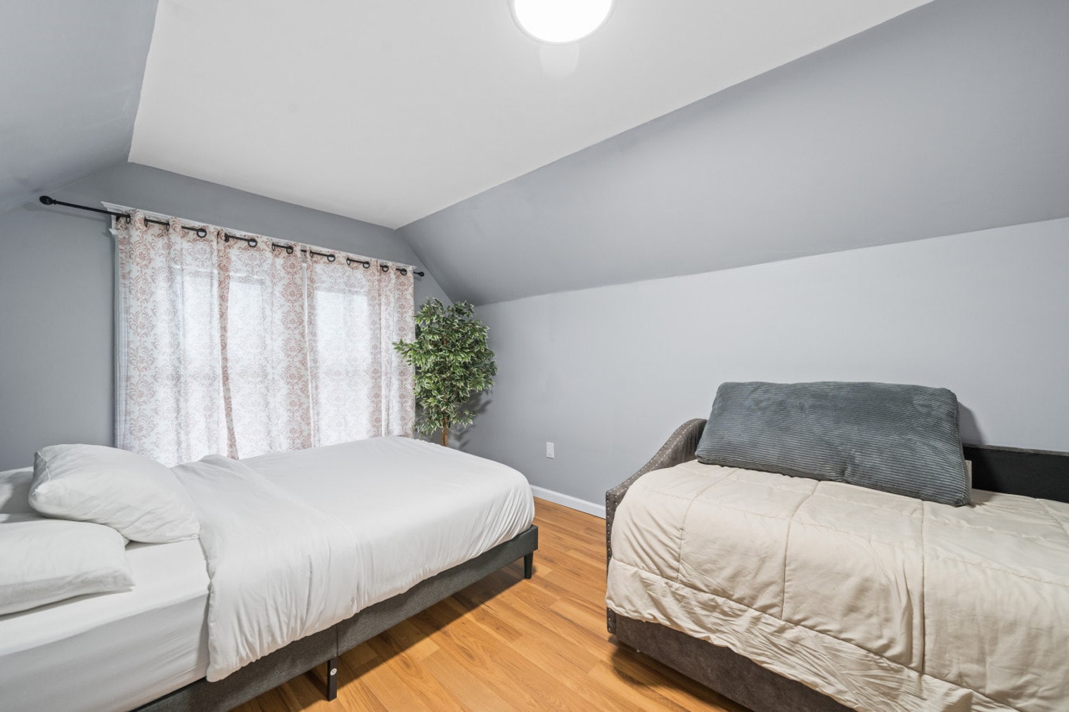 Building Photo - 20 W 48th St