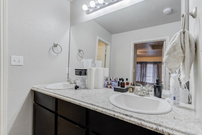Building Photo - Two Story, 3 Bed / 2 Bath Duplex with Mode...