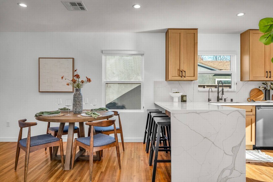 Building Photo - 616 W Ellis Ave