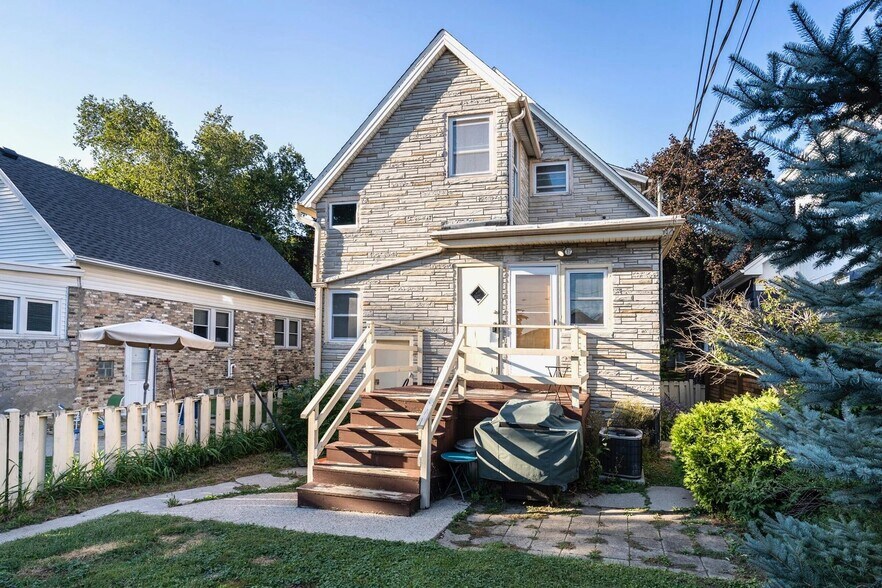 Back of the House - 2211 E Holt Ave