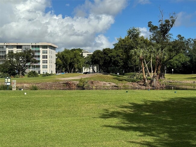 Building Photo - 2601 S Palm Aire Dr