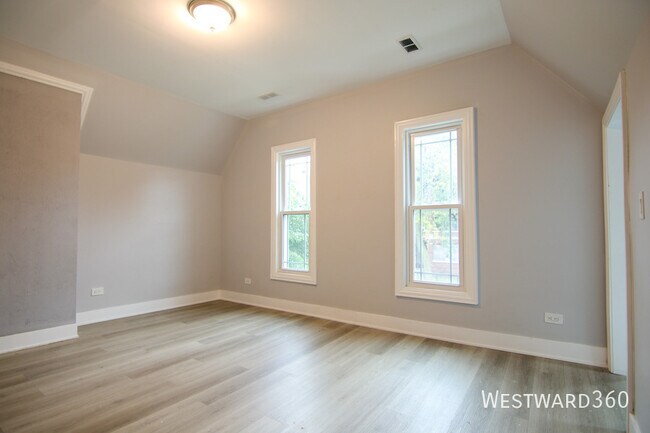 Building Photo - 7527 S Stewart Ave