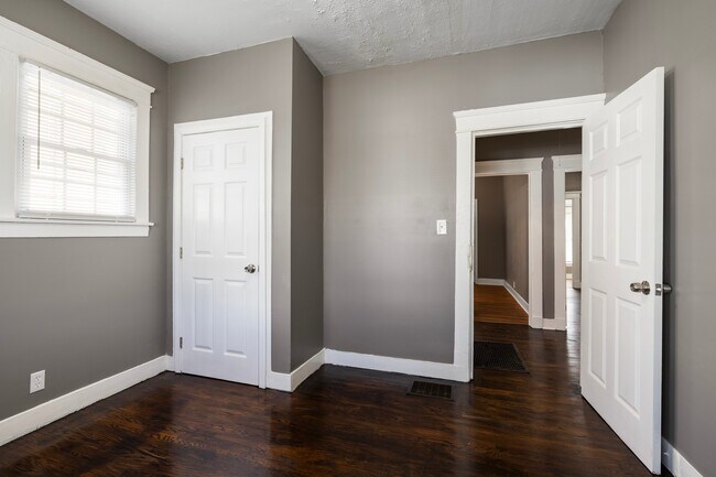 Building Photo - 835 S 38th St