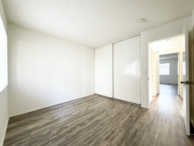 Building Photo - Lower Level w/ Private Fenced Yard!
