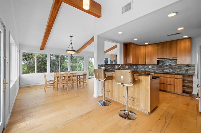Building Photo - 3935 Lago Vista Dr