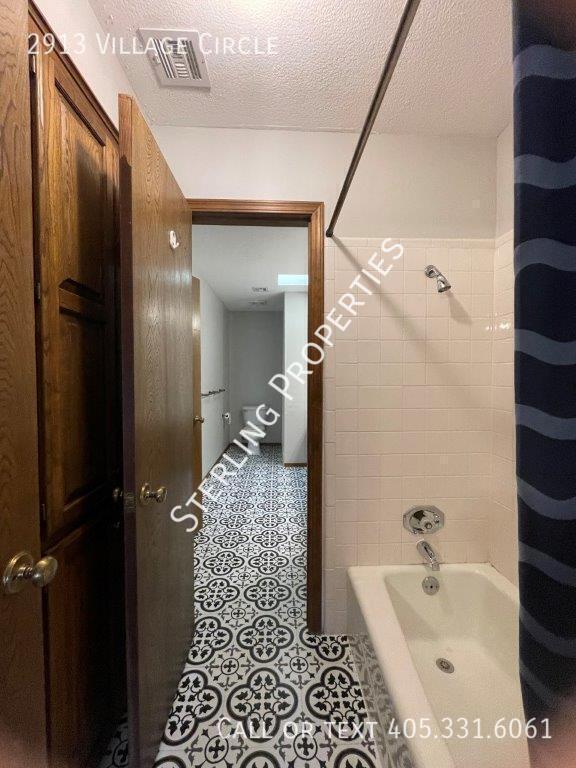 Building Photo - 2913 Village Cir