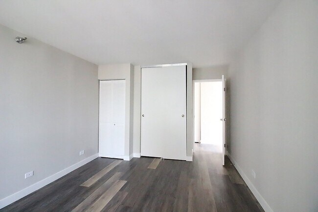Building Photo - 13 E Delaware Pl