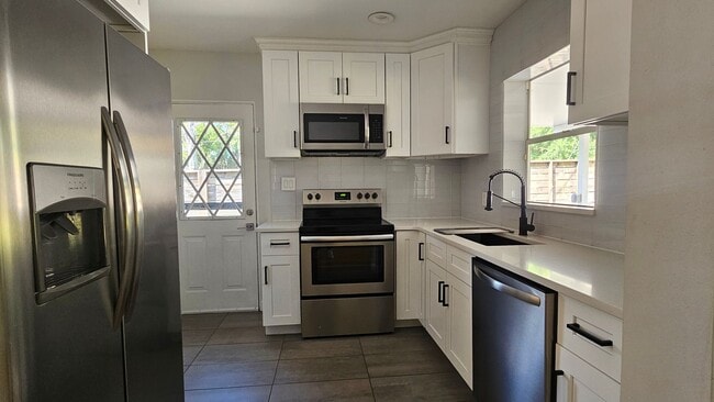 Building Photo - Charming SODO home with a fenced in backya...