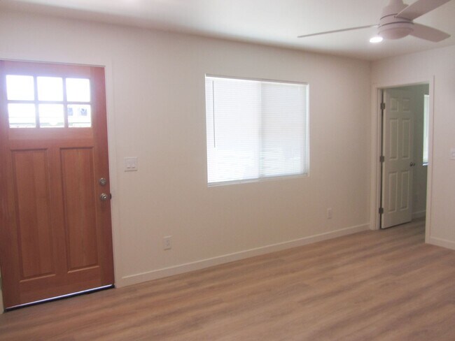 Building Photo - Center (267) North