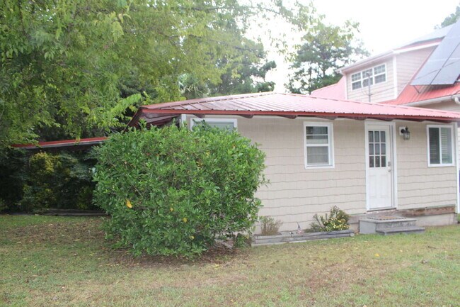 Building Photo - Welcome to Marguretteville on Kerr Lake!