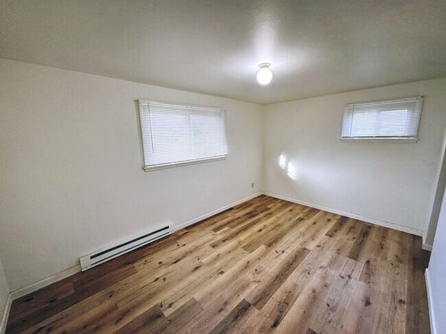 Building Photo - Lakewood House! 2 Bedroom 1 Bath Home near...