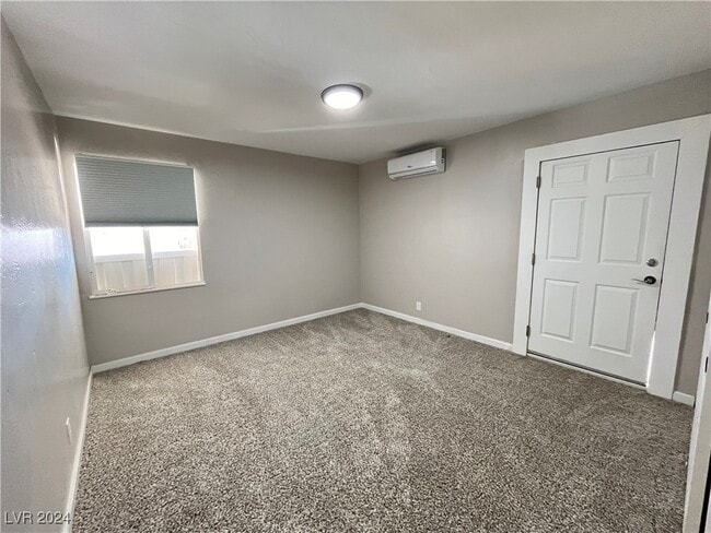 Building Photo - 1036 E Hassett Ave
