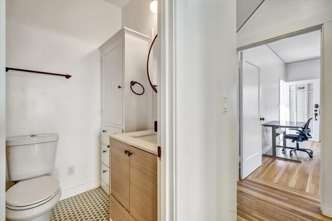 Building Photo - Furnished 3-Bedroom Apartment for 5 – Shared Living College Ave!