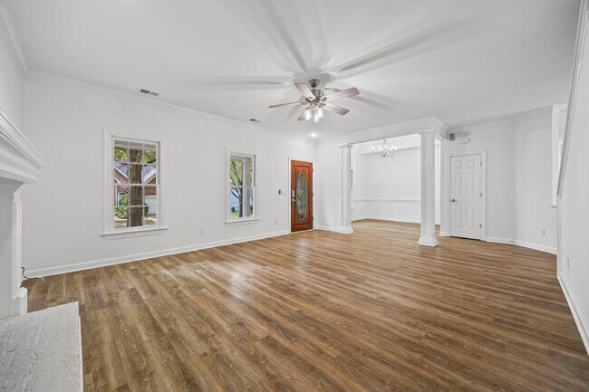 Building Photo - Prime Charlotte Location!