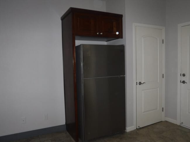 Building Photo - Great 4 Bedroom Condo With Upgrades! Highland Park Subdivision