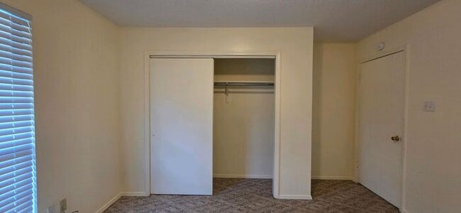 Building Photo - Available Now! Adorable 2 Bedroom 2 Bath Duplex in Longview!