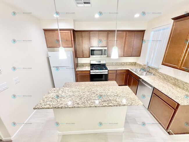 Building Photo - 3-Bedroom 2.5 Bathroom 2 car garage Condo in Carson City