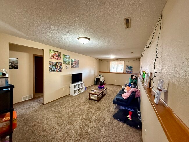 Building Photo - 1042 Castlewood Dr