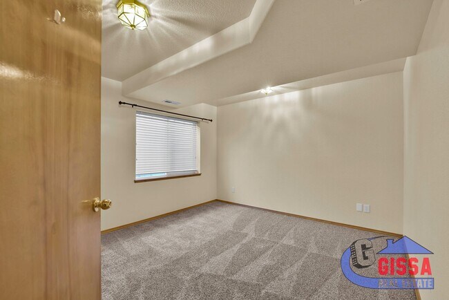Building Photo - Beautiful home with 4 BR, 3.5 BA, 2 CAR wi...