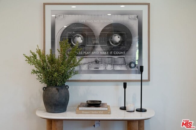 Building Photo - 6720 Hillpark Dr