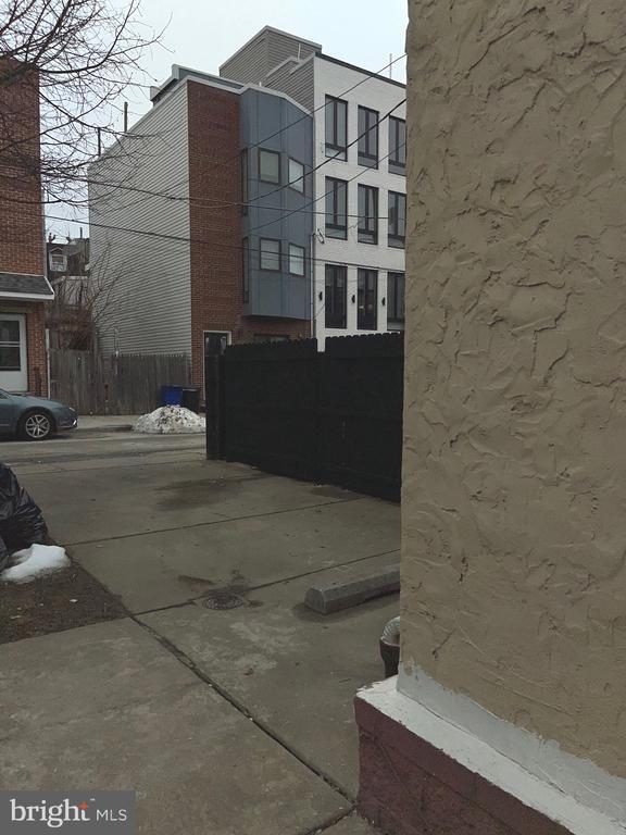 Building Photo - 1324 N Hancock St