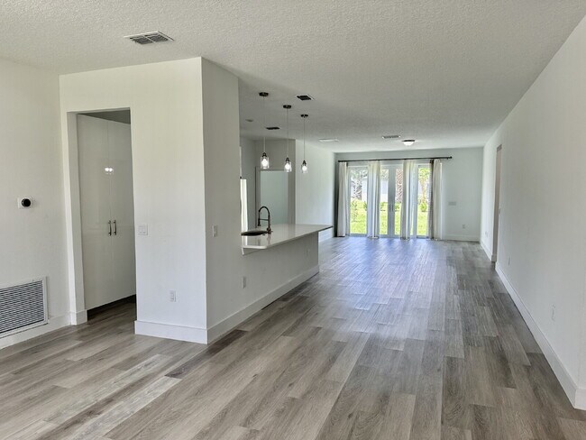 Building Photo - Private Master Bedroom and Bathroom available in a Large, Modern Home. The Master Bedroom feature...