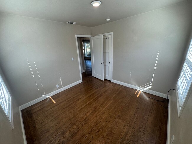 Building Photo - 2 bedroom | 1 bathroom | Tahoe Park single...