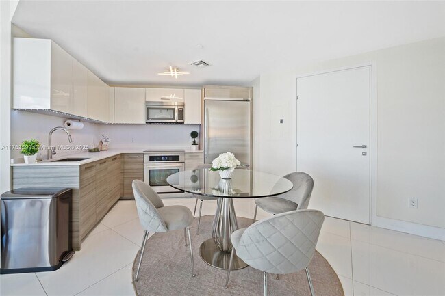 Building Photo - 1300 Brickell Bay Dr