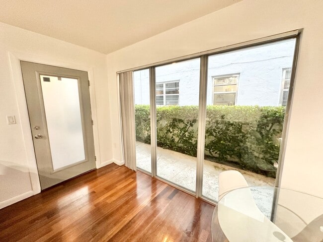 Building Photo - Tastefully furnished 1bed/1bath in the heart of South Beach!