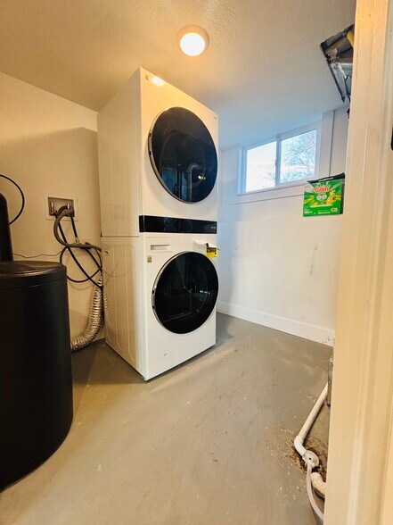 Washer Dryer Unit - 4459 S Butterfield St