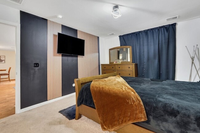 Building Photo - 4 Bed, 2 Bath Gem in Park West!
