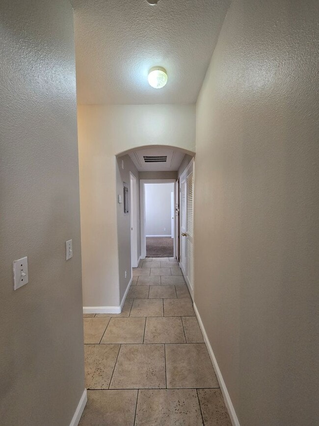 Building Photo - Beautiful 2 Bedroom Condo with Garage!